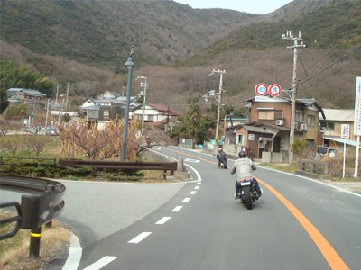 西へ向かいます