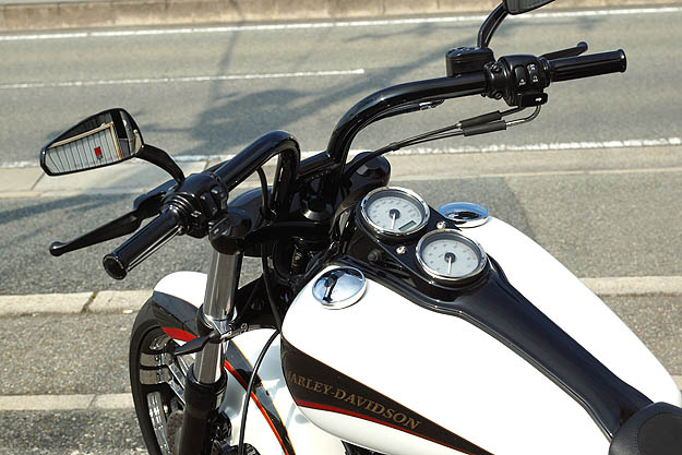 2010年式 FXDL 02